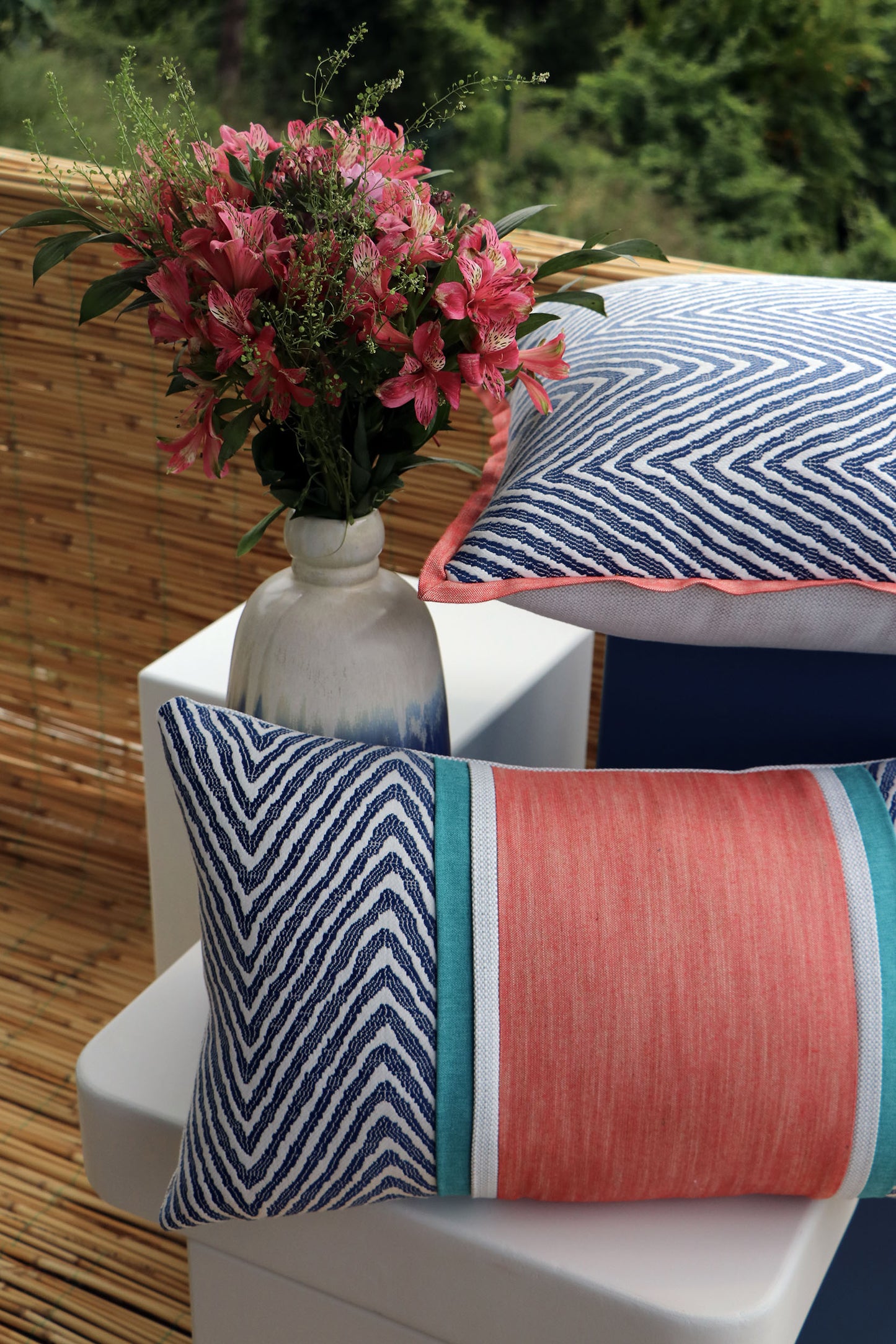 ZIGZAG PATTERNED PINK BAND DECORATIVE PILLOW